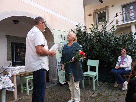 Priznanje za KD Folklora Cerklje je prevzela predsednica  društva Irena Naglič